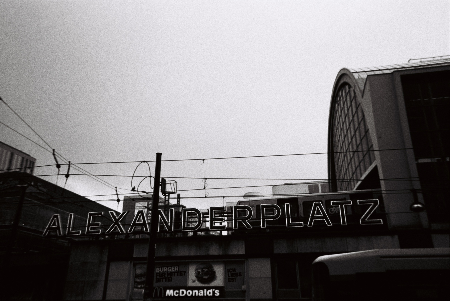 Schwarz/Weiß-Bild vom Schriftzug Alexanderplatz am Berliner Alexanderplatz